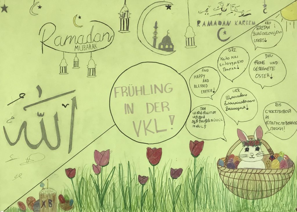 Plakat mit Frühlingsgrüßen in verschiedenen Sprachen. Zu sehen eine grüne Wiese mit einem Osterkorb und Blumen.