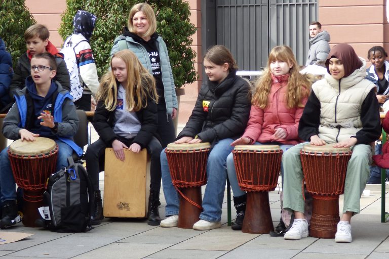 Cajon spielende OHG-SchülerInnen auf dem Karlsruher Marktplatz