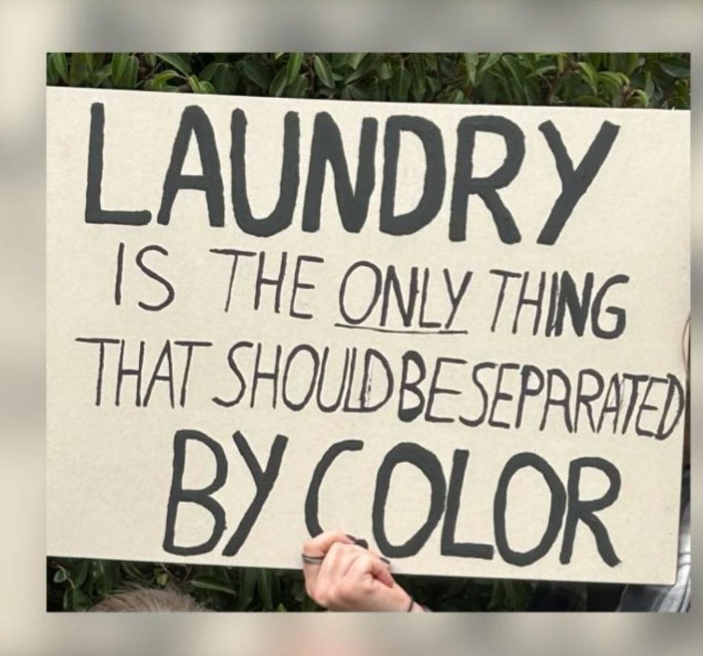 Plakat mit folgendem Text: Laundry is the only thing that should be separated by color