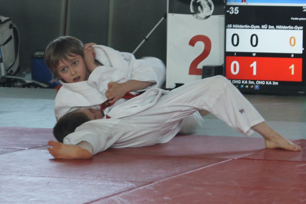 Zwei Judoka beim Kampf auf der roten Matte