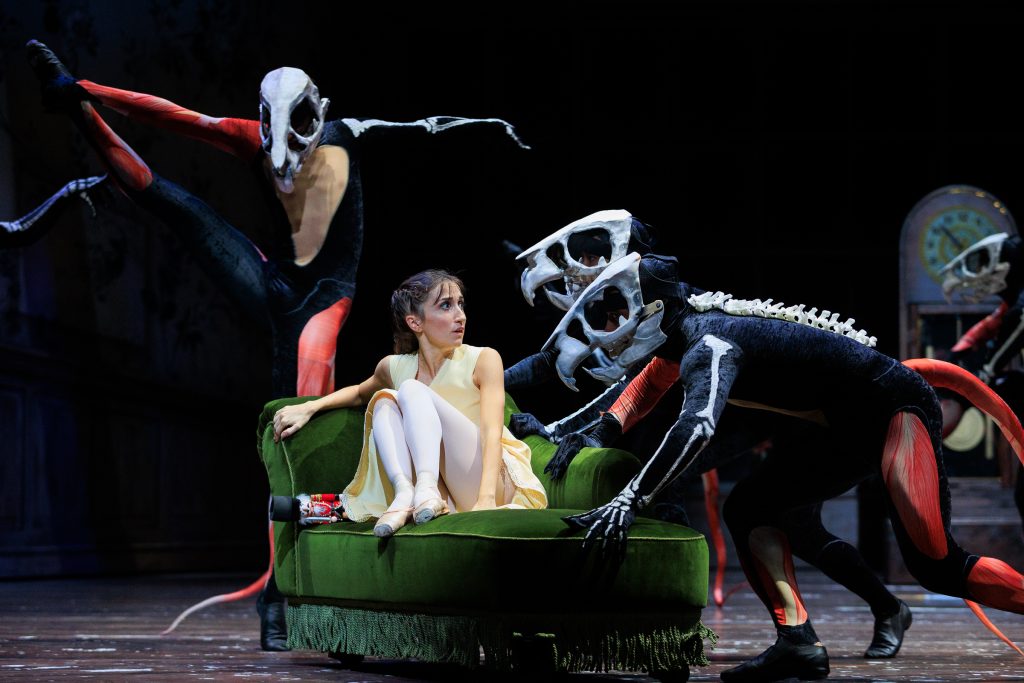 Szene aus das Mädchen und der Nussknacker Yan Revazov / Badisches Staatstheater