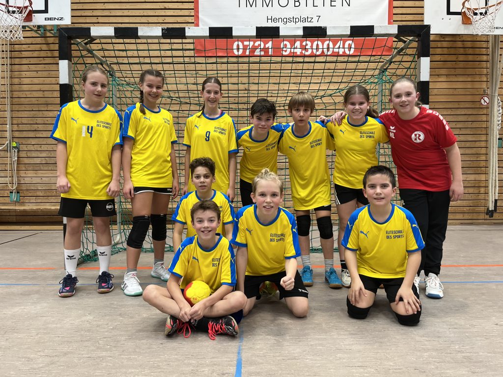 Handball WK 4 Jungs und Mädchen in gelben Trikots lachen ins Bild