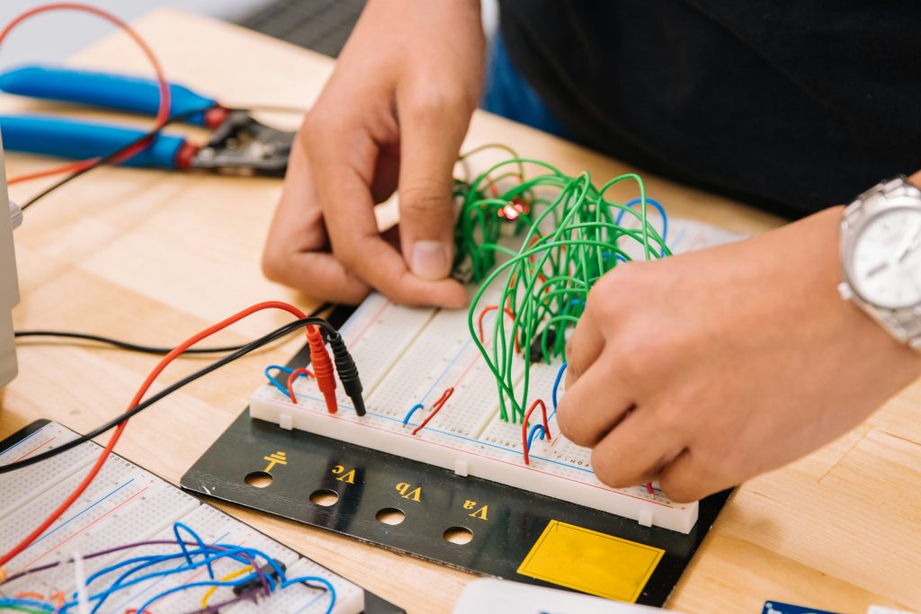Schülerhänge die technisch tätig sind