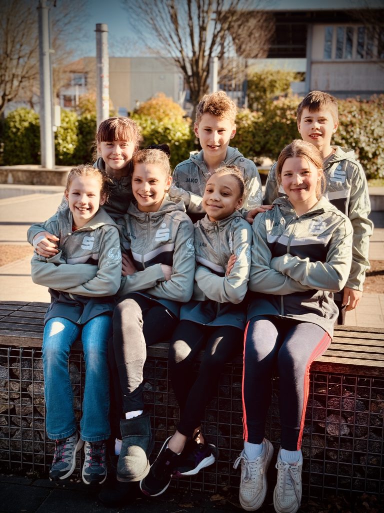 Unsere TurnerInnen vor der Halle
