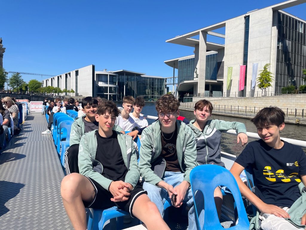 Volleyballer auf einer sonnigen Bootsfahrt