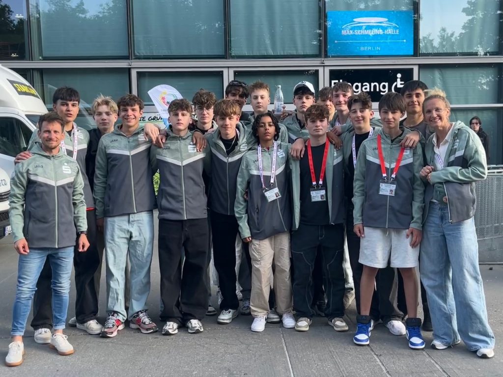 Alle Volleyballer in grauen Anzügen auf dem Bild