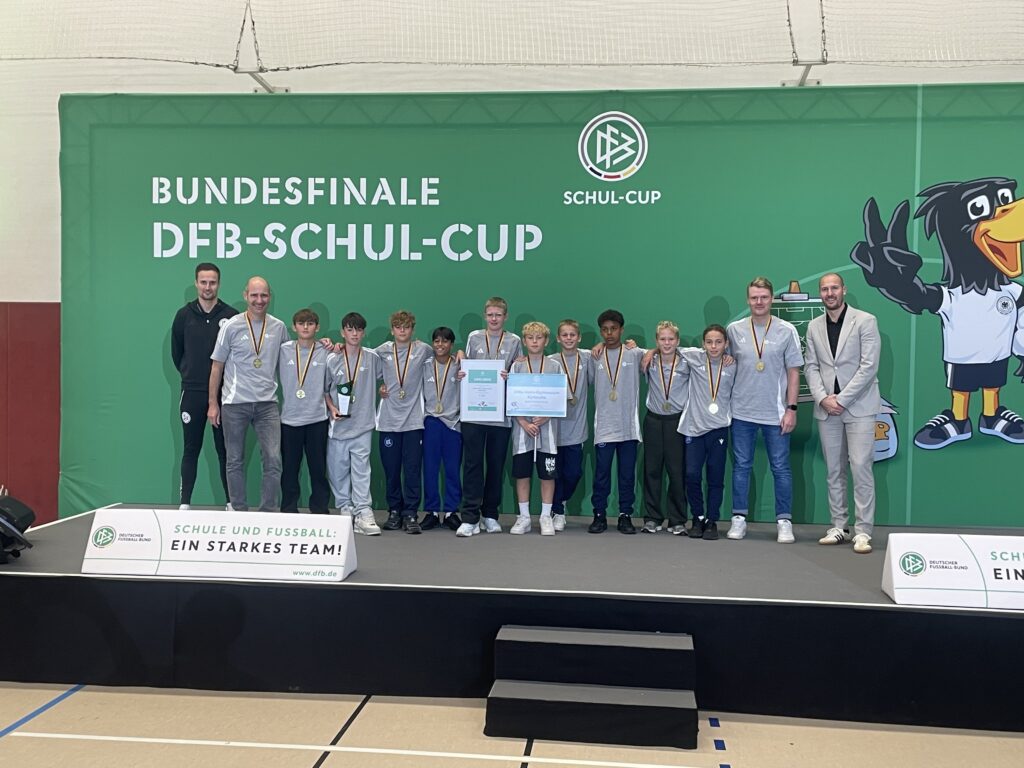 Die Fußballer bei der Ehrung in der Halle