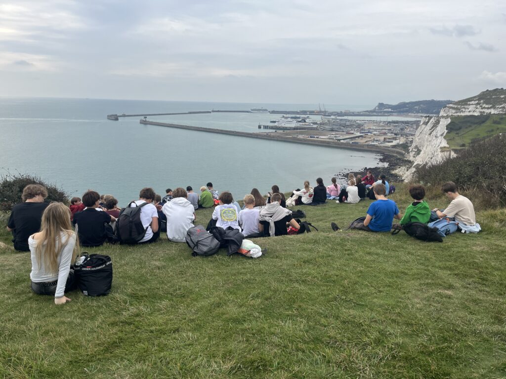 Die Gruppe blickt auf die weißen Klippen