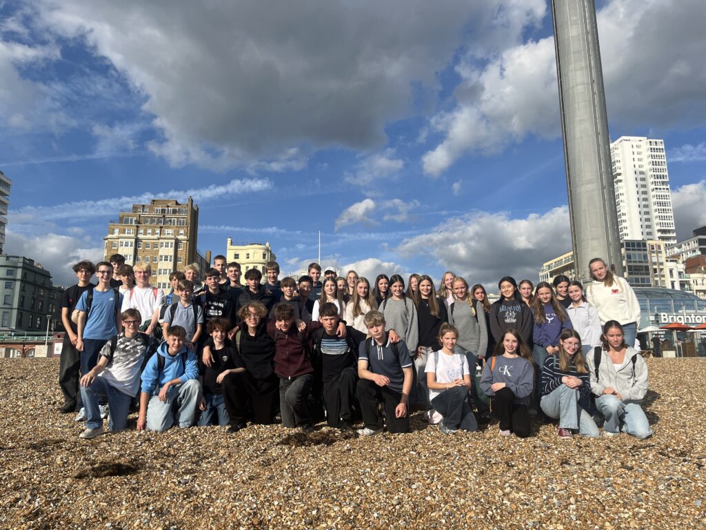Die Gruppe in Brighton unter blauem Himmel