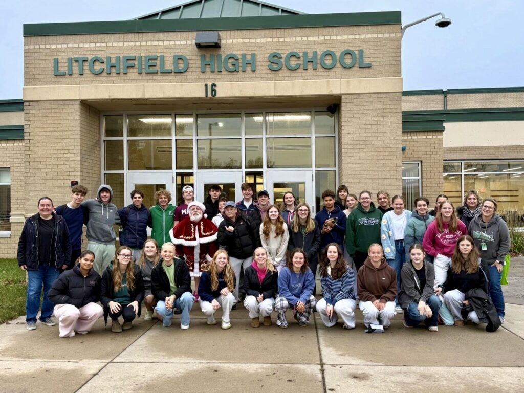Die Gruppe vor der Lichtfield School