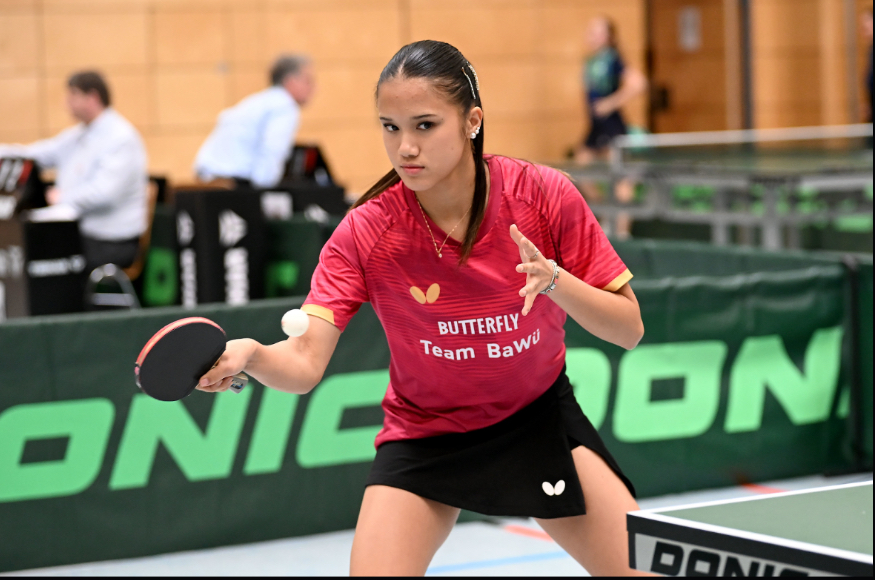 Tischtennisspielerin in Aktion