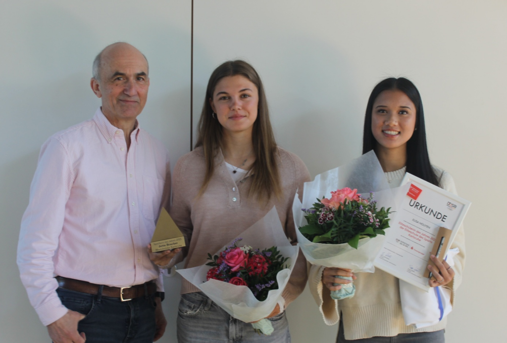 Schulleiter Andreas Ramin und die ehemalige Eliteschülerin des Jahres Jette Brucker (mit der Pyramide für die Sportlerin des Jahres) und die aktuelle Eliteschülerin des Jahres Elisa Nguyen.