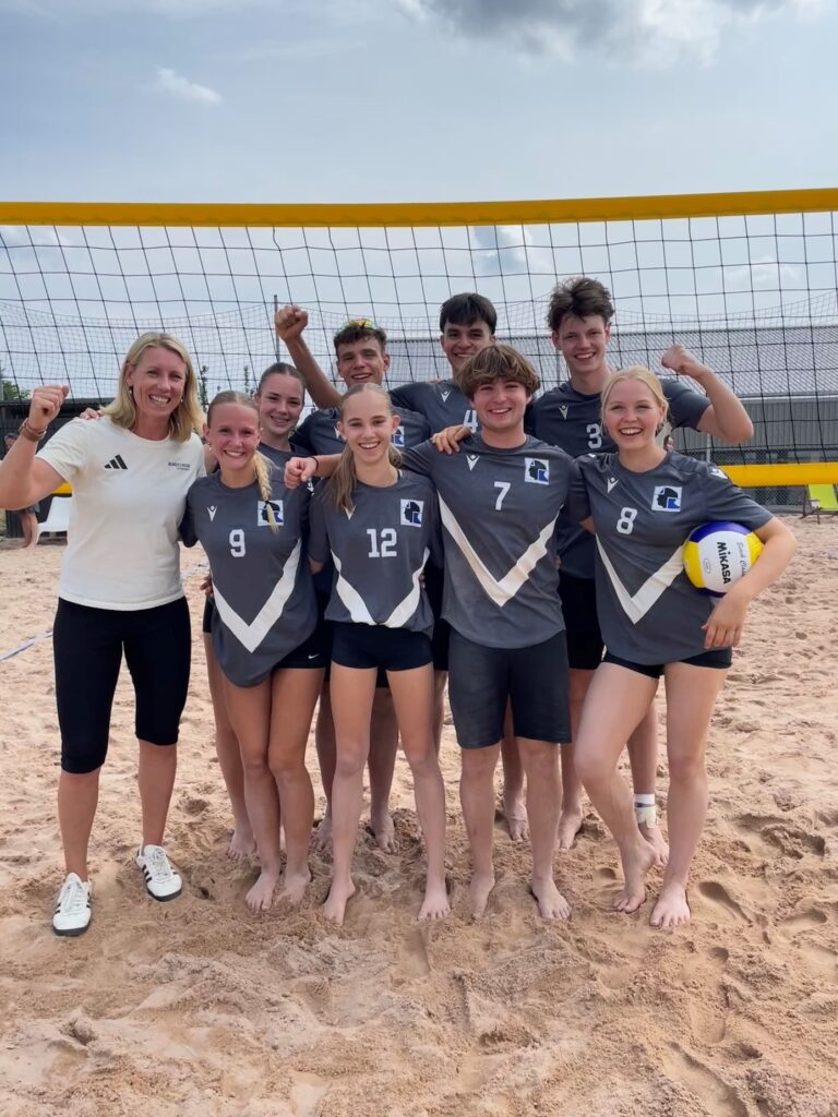 Unsere Beachvolleyballer im Sand mit Karla Borger