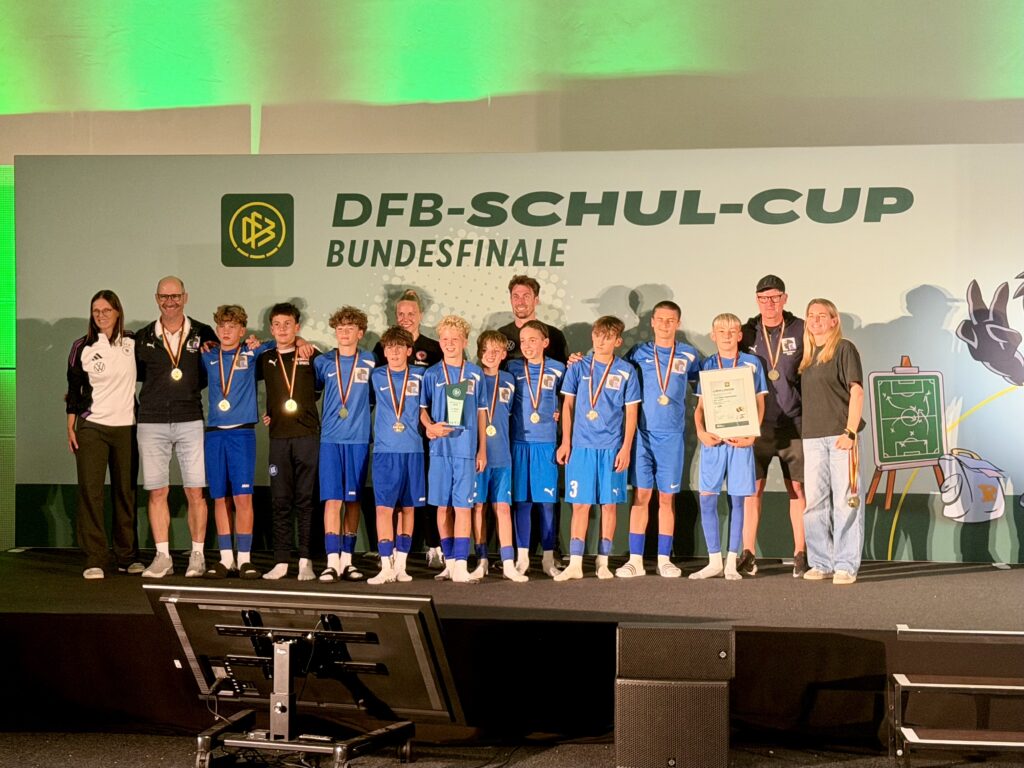 Unsere Schulmannschaft in blauen Trikots